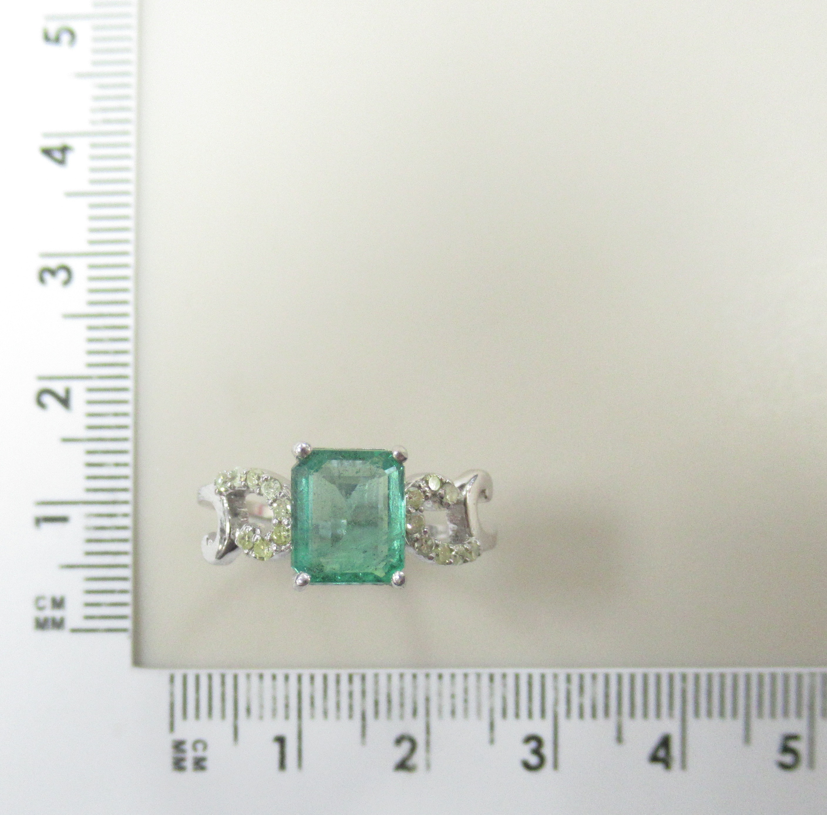 Серебряное кольцо 925 пробы; вставки 1 Изумруд (F) 1,47ct 3/Г3; 16 Бр.Кр-17 0,13ct 3/5;